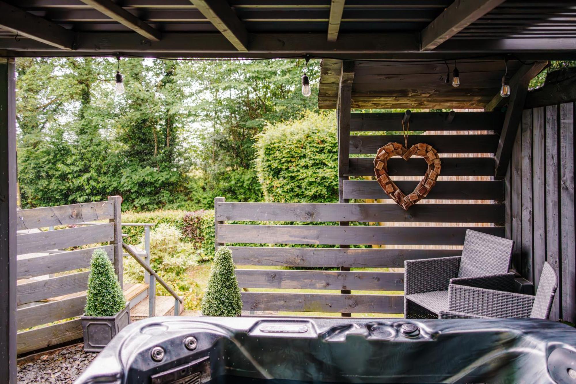Squirrel Bank, With A Hot Tub & Parking Villa Bowness-on-Windermere Dış mekan fotoğraf